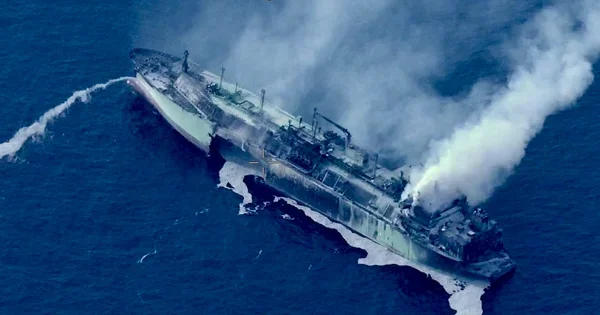 Російський газовоз Arctic-Metagaz дрейфує Середземним морем з димом після вибуху