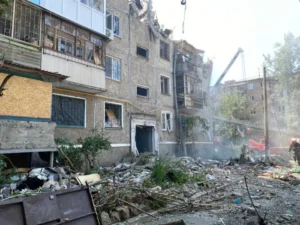 Наслідки російського обстрілу Коростеня: зруйновані житлові будинки, рятувальники на місці