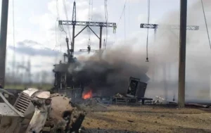 Пошкоджений енергообєкт у Ніжинському районі Чернігівщини після російського удару, дим і вогонь