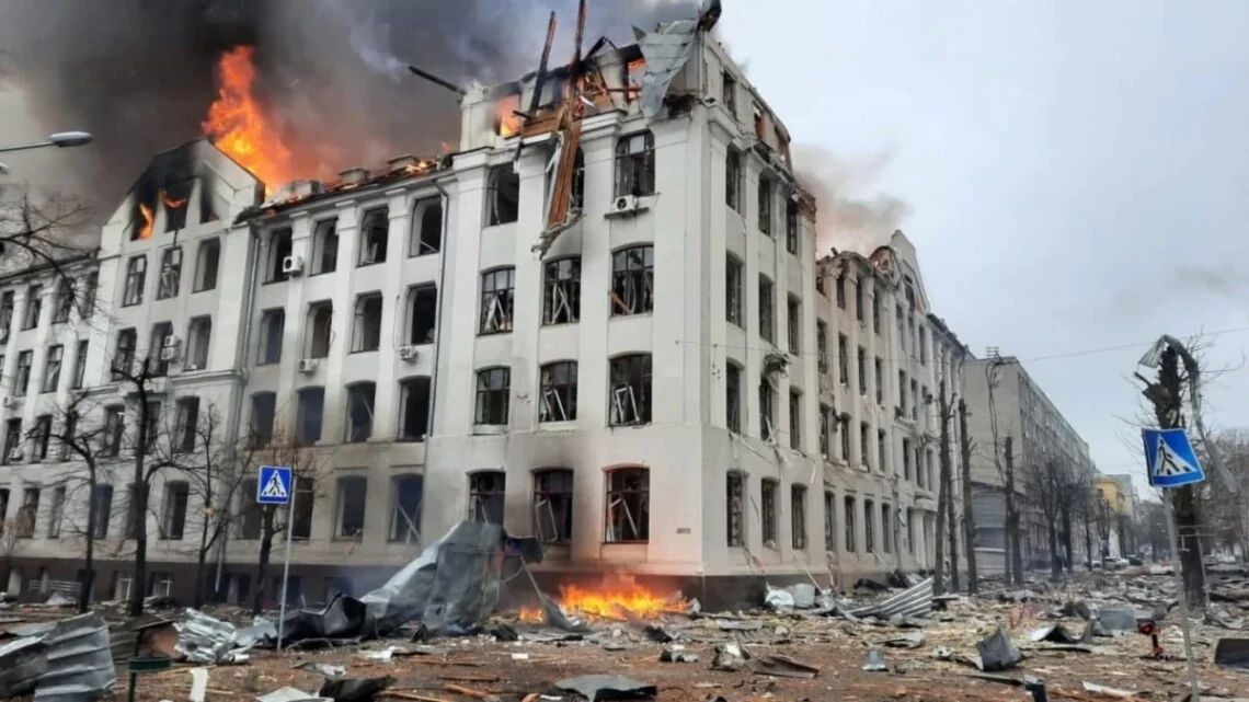 Палаюча багатоповерхівка в Харкові після серії вибухів