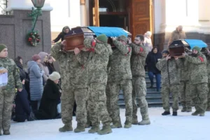 Військові несуть труни Василя Колошнюка та Назарія Тарнавського до собору в Луцьку
