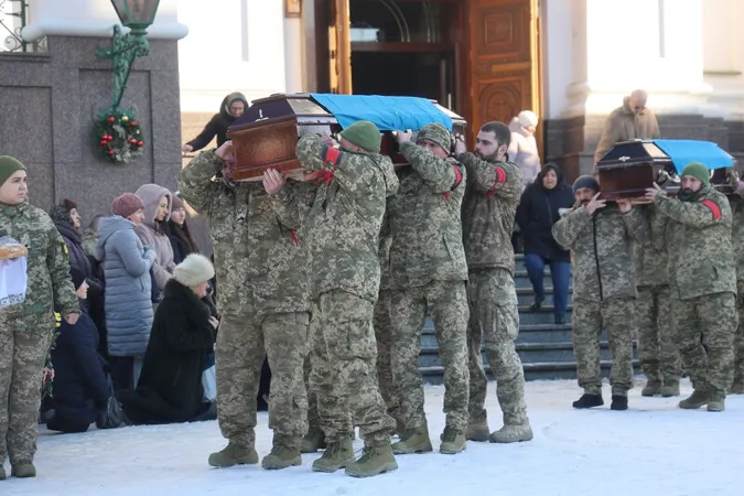 Військові несуть труни Василя Колошнюка та Назарія Тарнавського до собору в Луцьку
