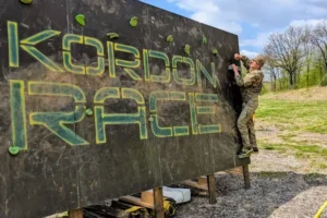 Ветеран у камуфляжі долає стіну Kordon Race на змаганнях у Львові