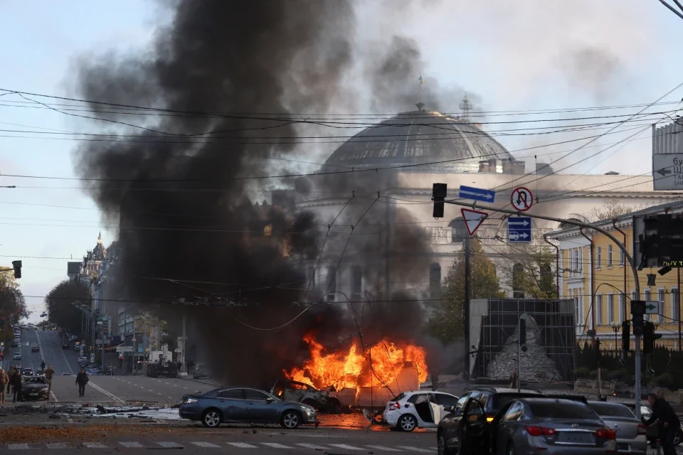 Палаючий автомобіль з густым димом посеред вулиці в Хмельницькому під час стрілянини.