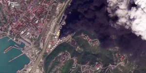 Супутниковий знімок спустошення НПЗ у Туапсе з густими клубами чорного диму