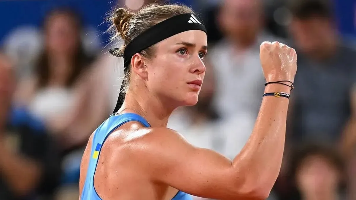 Еліна Світоліна піднімає кулак у перемозі на WTA-турнірі в синьо-жовтій формі