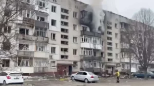 В Сумах россияне ударили по многоэтажке: 7 пострадавших, среди них ребенок Пожар на многоэтажке в Сумах после удара российских дронов, пожарные тушат огонь