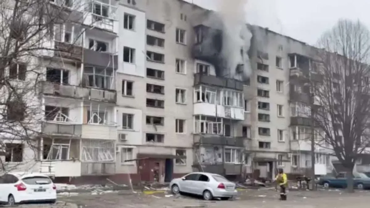 В Сумах россияне ударили по многоэтажке: 7 пострадавших, среди них ребенок Пожар на многоэтажке в Сумах после удара российских дронов, пожарные тушат огонь