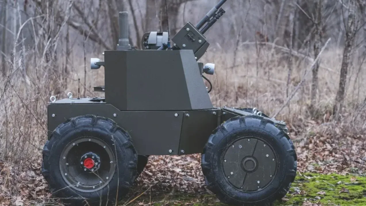 Бойовий робот Natrix Латвії на тестах українського фронту в лісі.