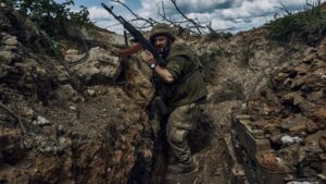 Боєць Шквалу Артем Дрозд з автоматом в окопі на Харківщині