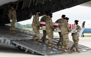 Американські військові несуть труну загиблого в Ірані з рампи транспортного літака.