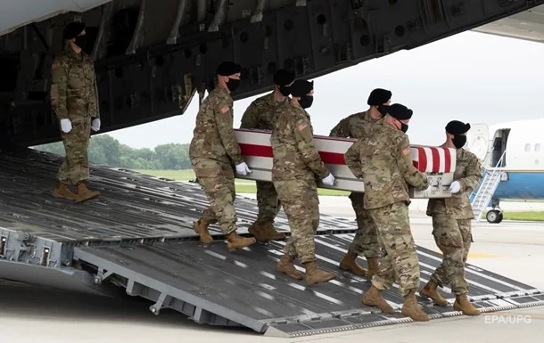 Американські військові несуть труну загиблого в Ірані з рампи транспортного літака.