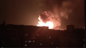 Пожежа на підприємстві в Хмельницькому від удару дрона «Шахед» вночі