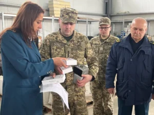 Закарпатські митники передають ЗСУ конфіскований Volvo, смартфони та компютерну техніку