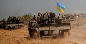 Танки ЗСУ з українськими прапорами просуваються вперед на фронті.