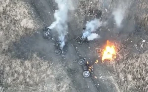 Знищені мотоцикли окупантів з димом і вогнем після мотоштурму на Словянщині