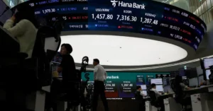 Трейдери Hana Bank стежать за рекордами KOSPI та KOSDAQ на біржі