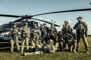 Бійці Третього армійського корпусу та актори КІЛЛХАУС біля бойового гелікоптера