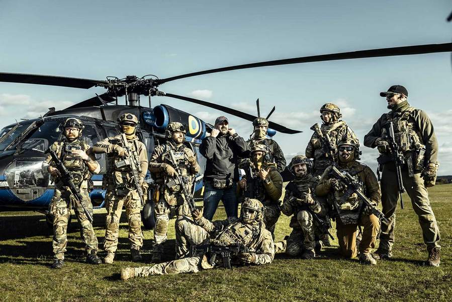 Бійці Третього армійського корпусу та актори КІЛЛХАУС біля бойового гелікоптера