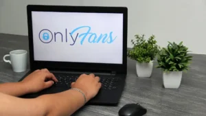 Ноутбук с логотипом OnlyFans на фоне законопроекта о декриминализации порнографии