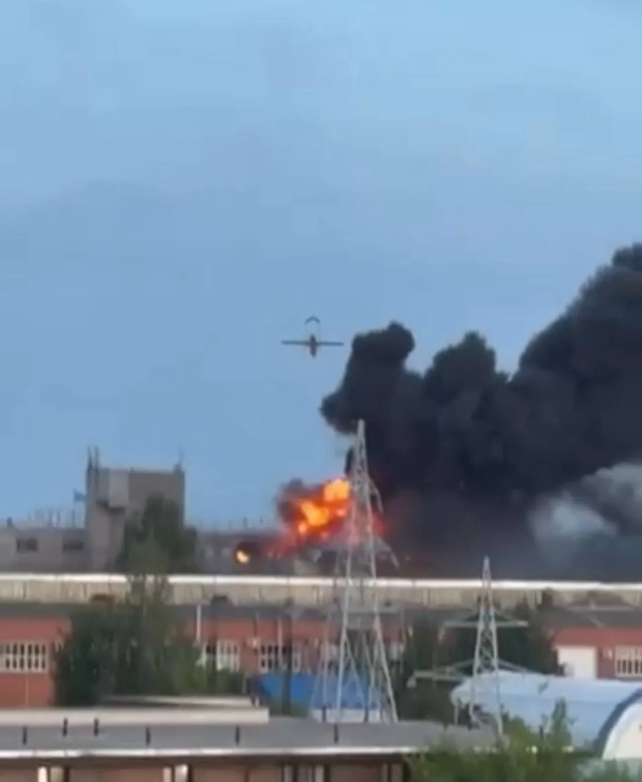 Крилата ракета F-5 Flamingo уражає підприємство в Чебоксарах з пожежами та димом