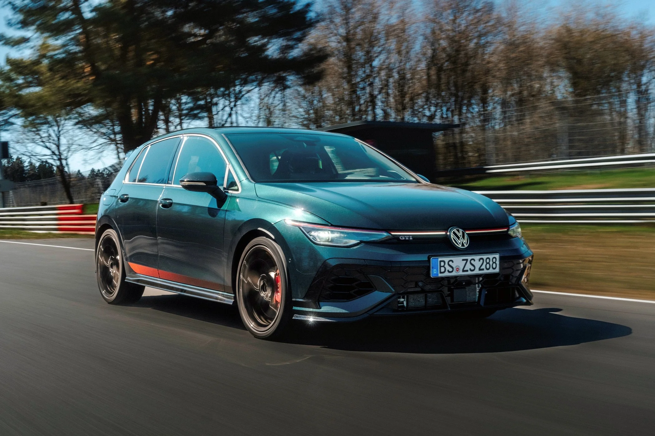 Golf GTI Edition 50 мчить по трасі Нюрбургринг під час рекордного кола