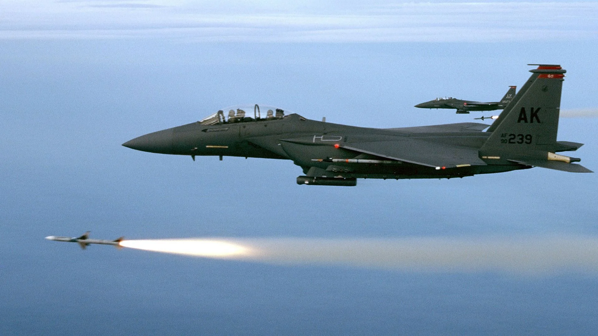 Винищувач F-15E та китайська ракета над Іраном