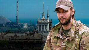 Лев «Хорус» Пашко из «Азова» в форме на фоне мариупольских заводов