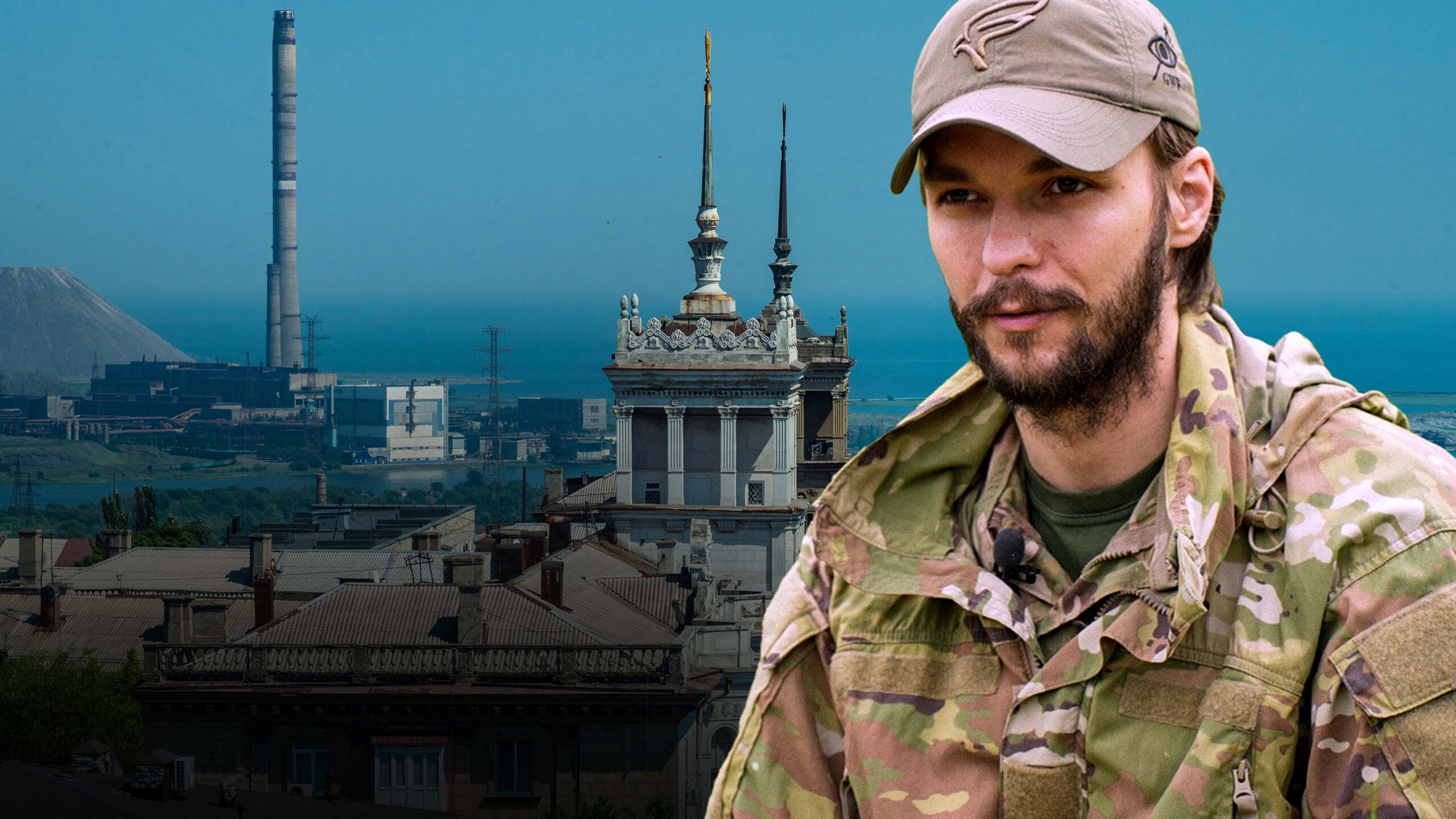 Хорус из «Азова»: Россия не прорывает фронт, мобилизация — катастрофа Лев «Хорус» Пашко из «Азова» в форме на фоне мариупольских заводов