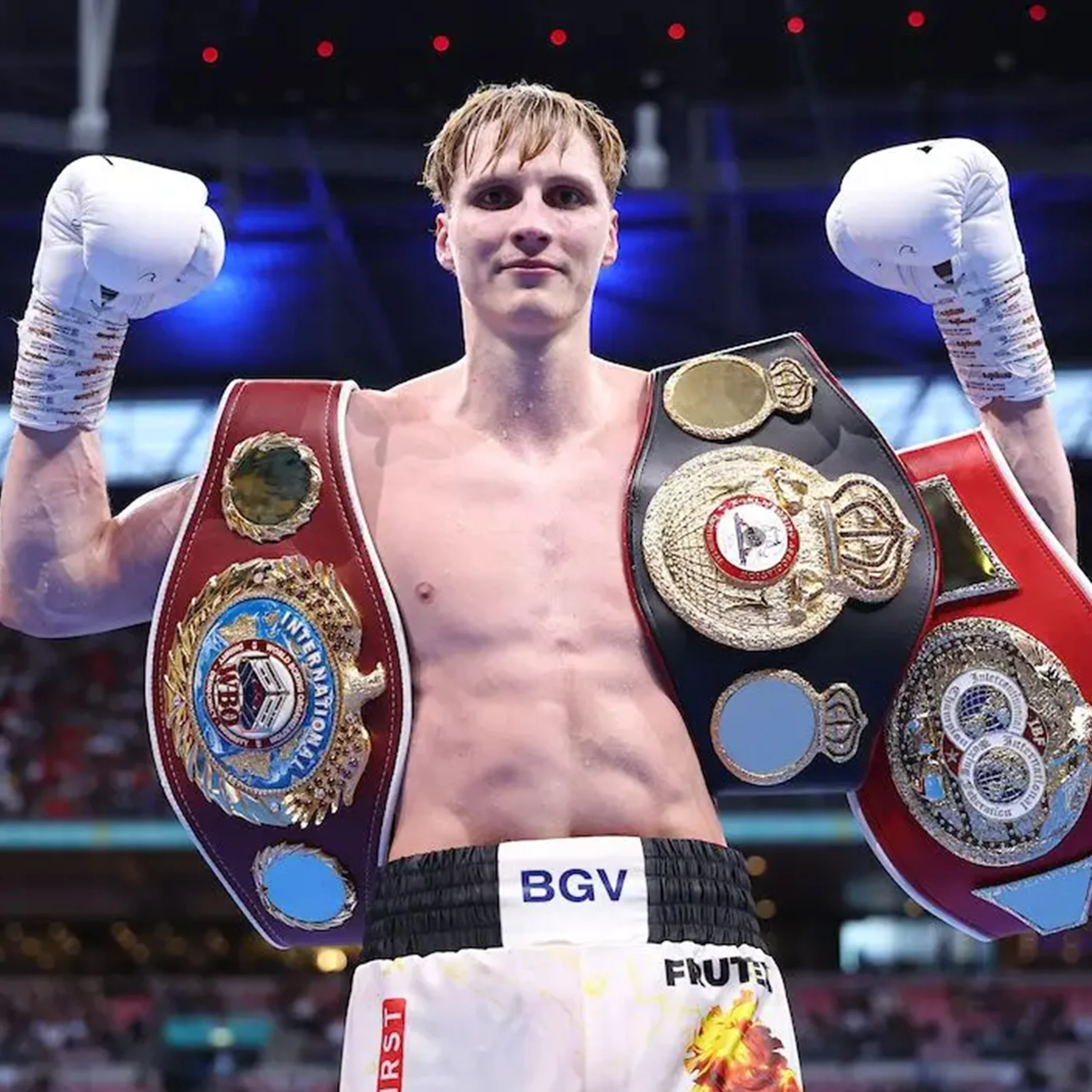 Даніель Лапін з поясами IBF, WBO та WBA перед боєм з Тані