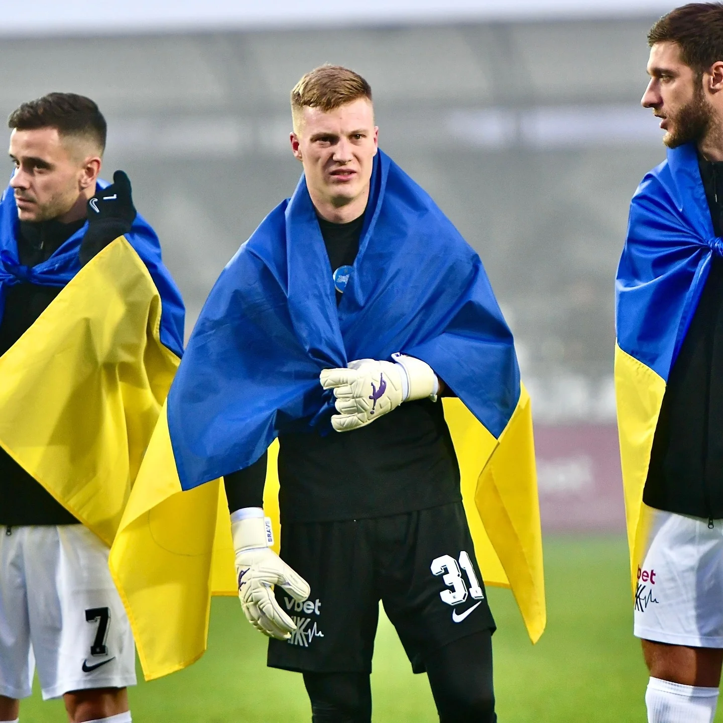 Гравці збірної України з прапором на футбольному полі