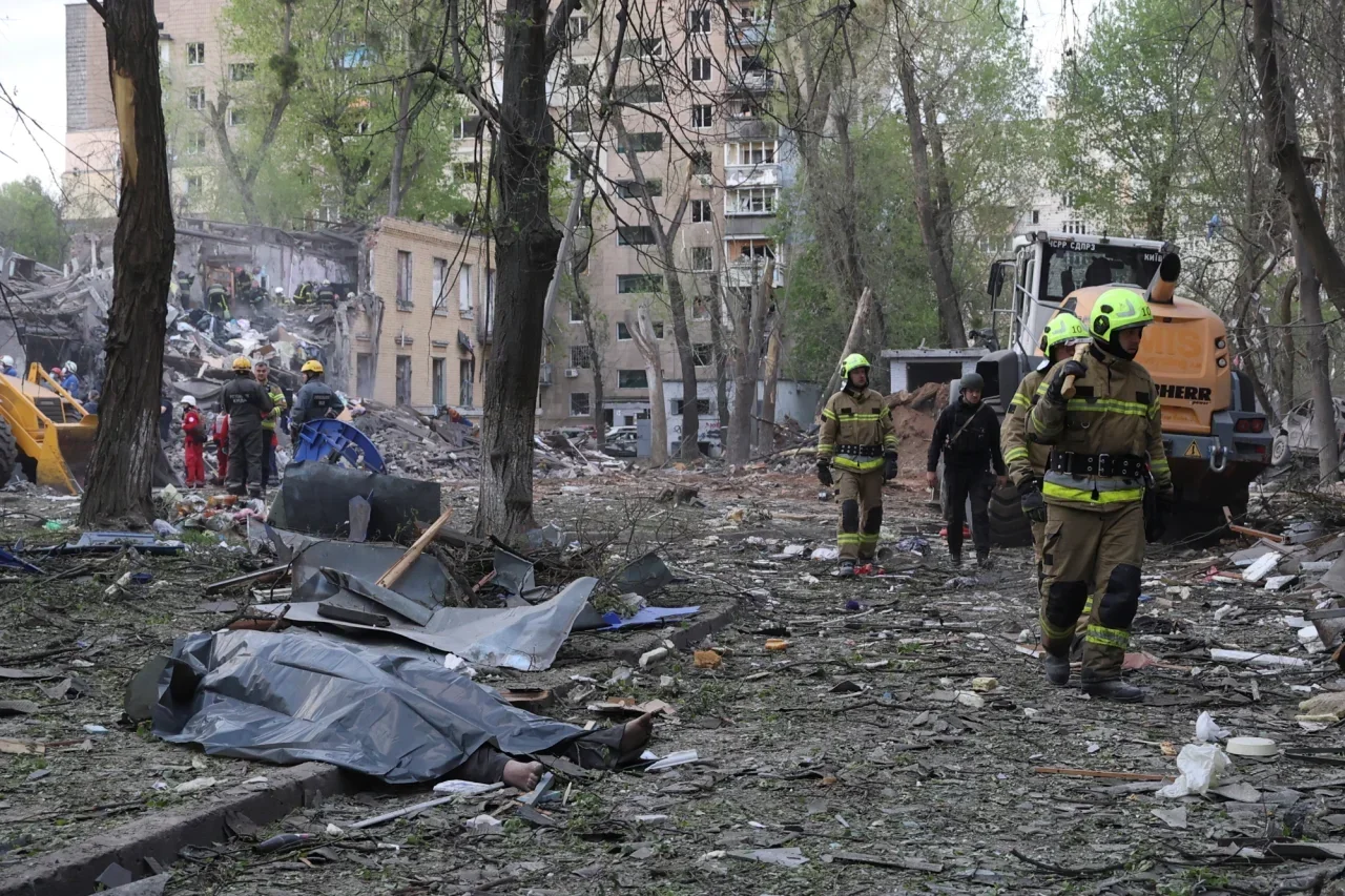 Массированная атака на Киевщину: погибшие и разрушения во всех районах Спасатели на месте разрушений после атаки на Киевщину