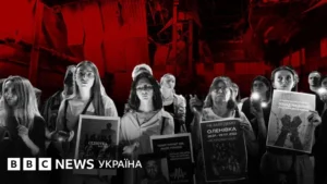 Женщины держат плакаты о пленных «Азова» и пыточной в Оленовке