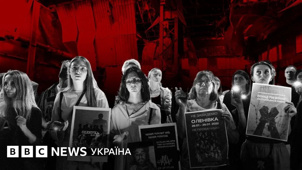 Женщины держат плакаты о пленных «Азова» и пыточной в Оленовке