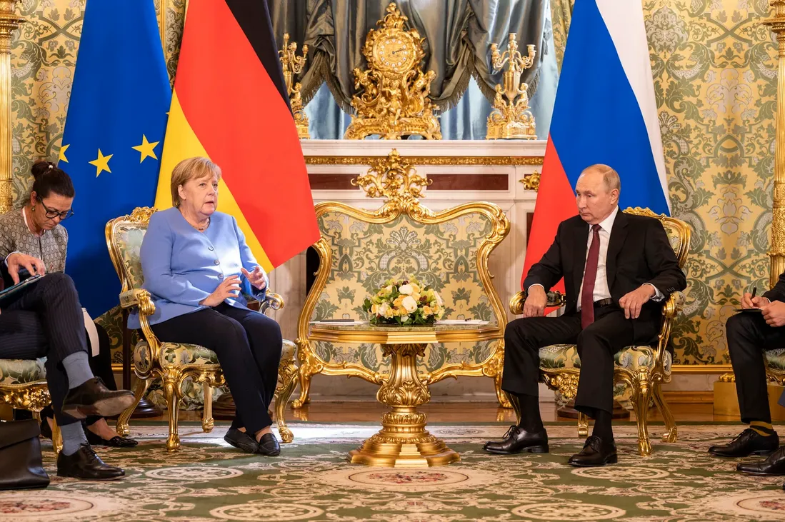 Ангела Меркель и Владимир Путин на переговорах с флагами ЕС, Германии и России