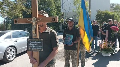 Меморіал Андрія Ігнатенка на Ізюмщині: хрест, портрет воїна, прапор та квіти на цвинтарі