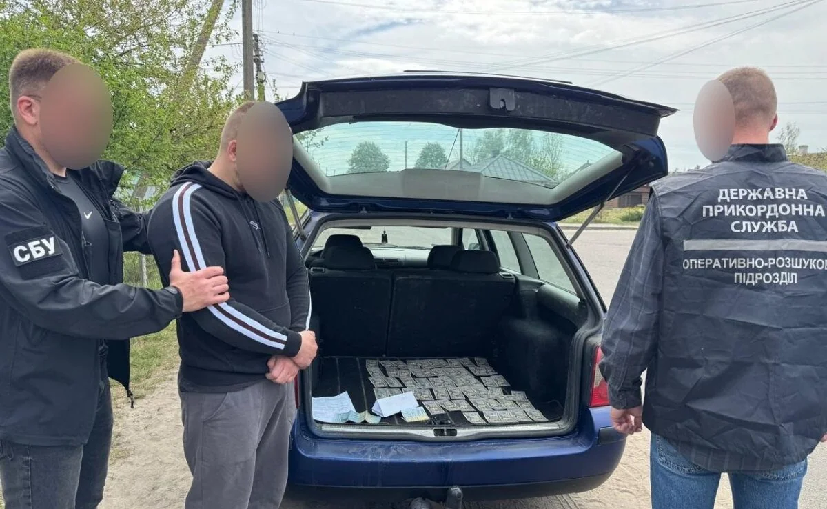 Правоохоронці СБУ та ДПСУ при вилученні авто зі сховищем готівки на Волині