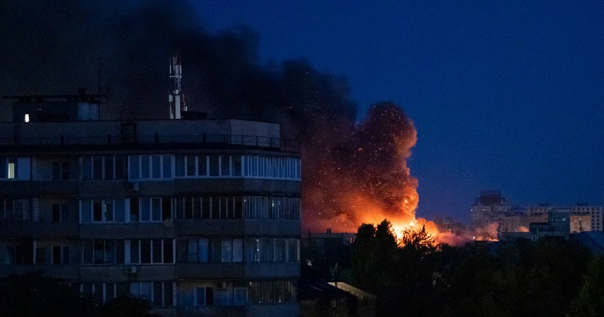 Пожежа після влучання дронів у багатоповерхівку вночі