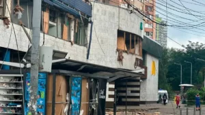 Пошкоджений McDonalds після обстрілу Києва біля Лукянівської