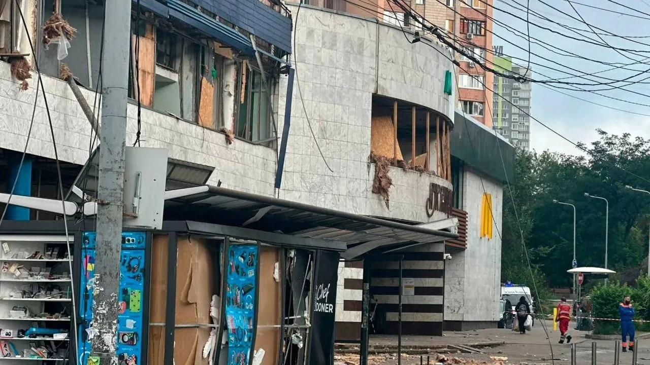Пошкоджений McDonalds після обстрілу Києва біля Лукянівської