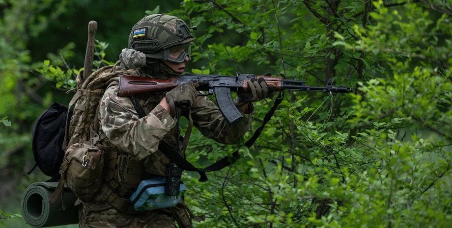 Піхотинець 66-ї ОМБр із АК на передовій у лісі