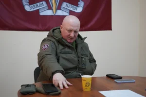 Капітан ЗСУ Данило Яковлев у формі за столом в інтервю про реформи, втому війська та ТЦК