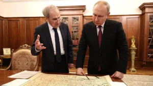 Путін вивчає карту фронту разом із високопоставленим чиновником