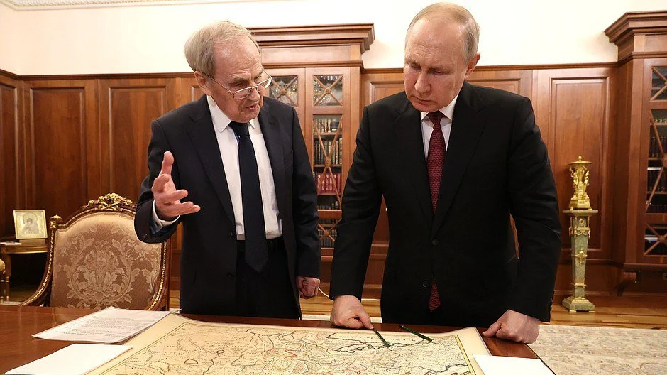 Путін вивчає карту фронту разом із високопоставленим чиновником