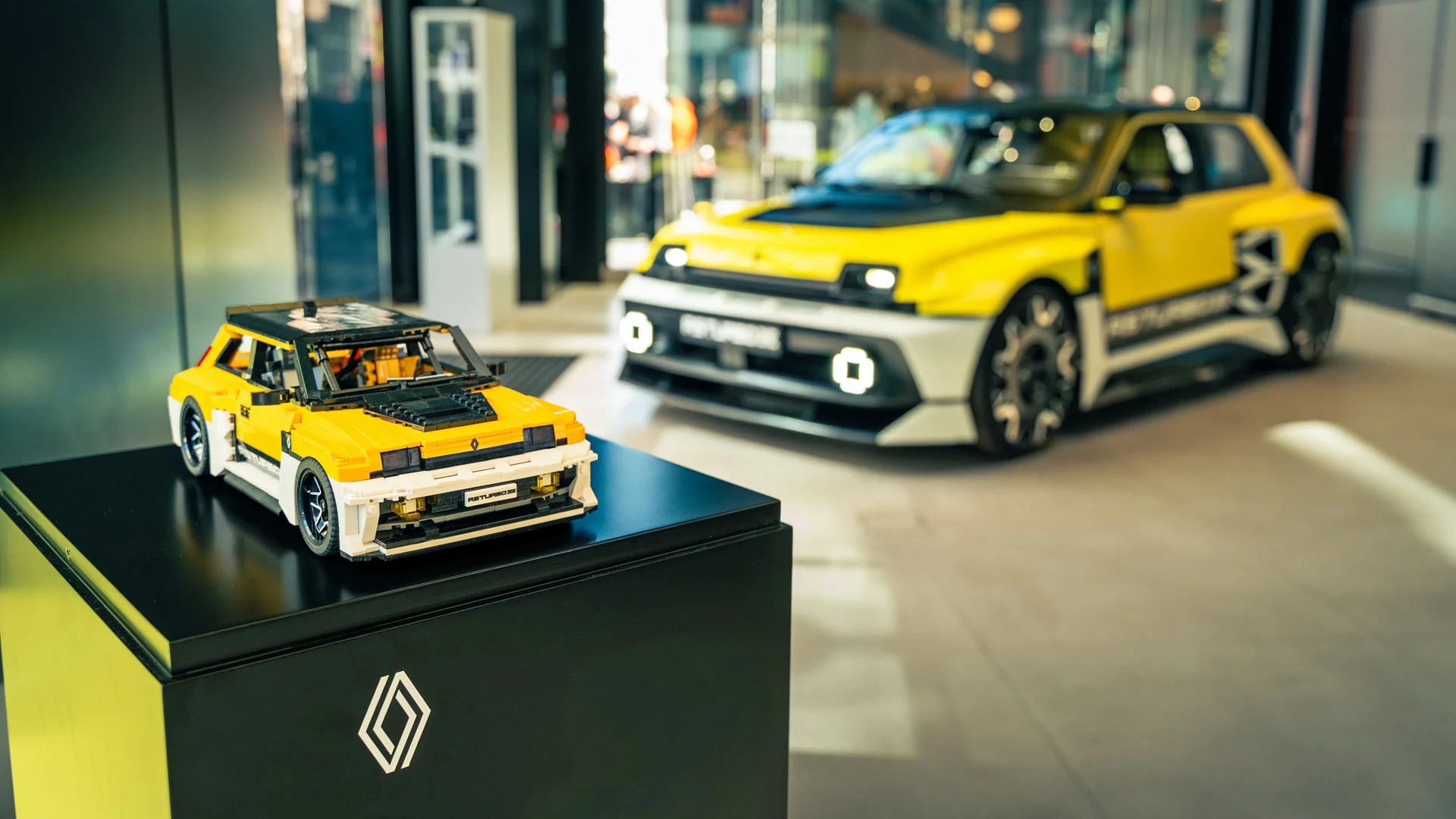 Lego-модель Renault 5 Turbo 3E поряд з реальним електричним хот-хетчем