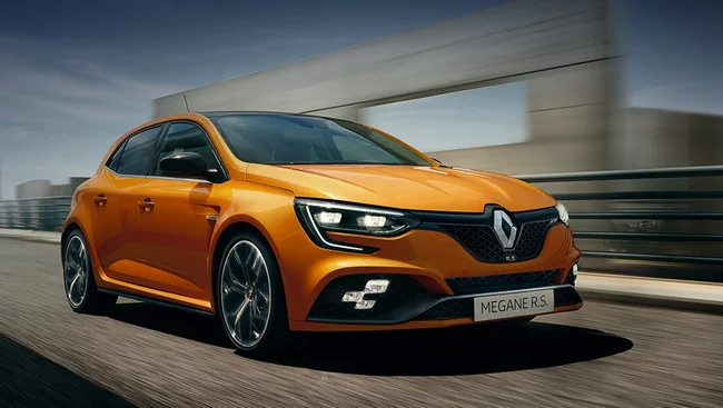 Renault Megane R.S. оранжевого цвета в динамике