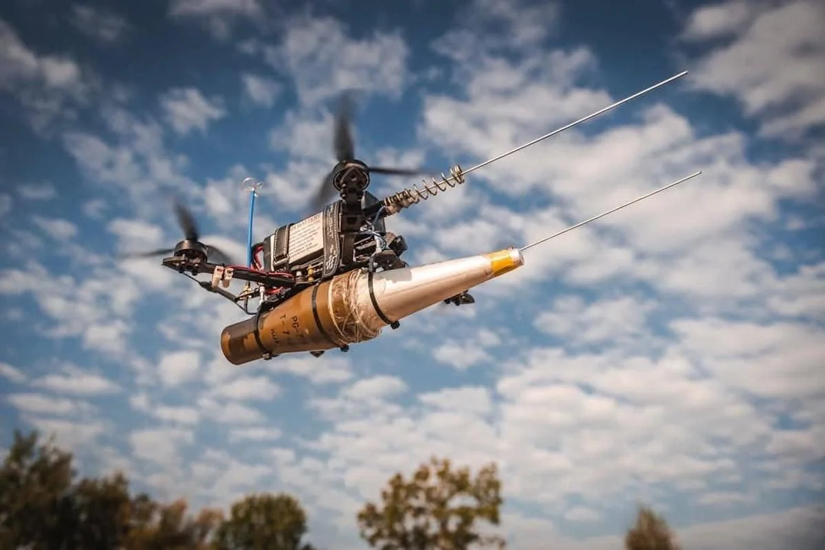 Радіокерований FPV-дрон з антенами у польоті замість оптоволоконного