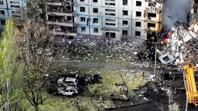 Пошкоджена багатоповерхівка в Запоріжжі після російського удару з купою уламків