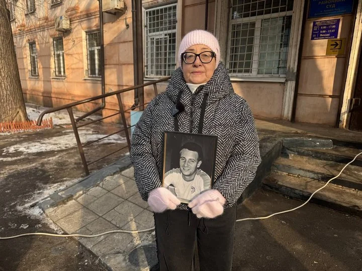 Смерть на ВЛК в Днепропетровской области: расследование ТЦК Женщина держит фото умершего на ВЛК перед зданием ТЦК в Днепропетровской области