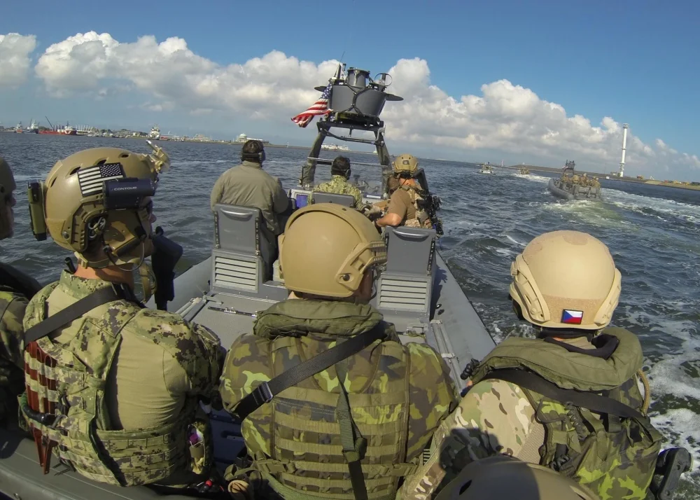 Американські бійці на катері патрулюють проти наркокартелів в антитерористичній стратегії США